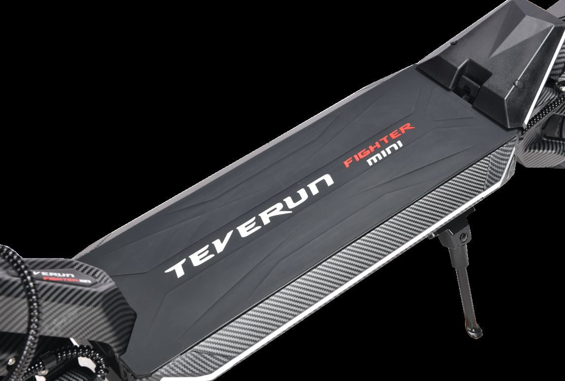 Close-up of a Teverun Fighter mini product with carbon fiber texture on a black background