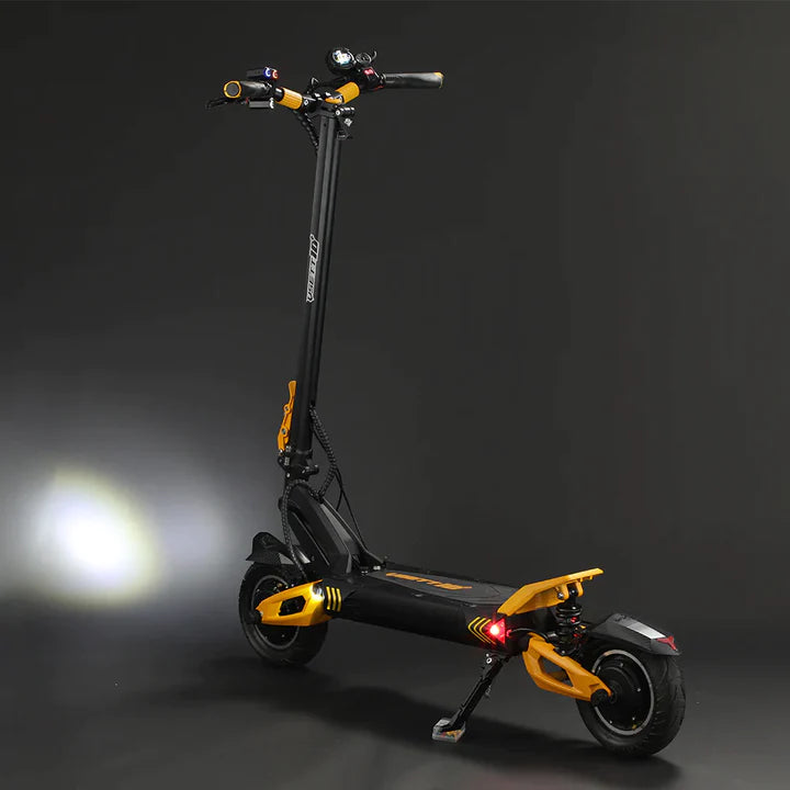 VSETT 10+ E-scooter with headlamp on